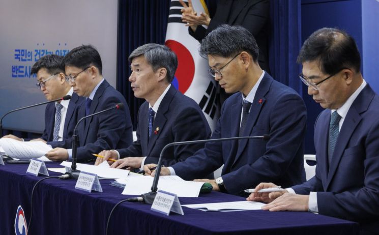 박구연 국무조정실 1차장이 3일 오후 서울 종로구 정부서울청사에서 열린 후쿠시마 원전 오염수 방류 관련 브리핑에서 이시카와 강진과 관련 일본지역 원전 안전과 방사능 안전 관리에 대해 설명하고 있다. [이미지출처=연합뉴스]