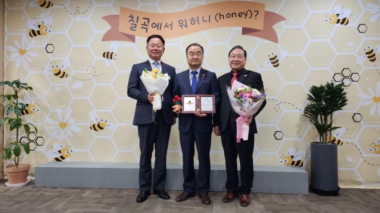 박규탁 경북도의원(중앙)이 1억원을 기탁한 뒤 김재욱 칠곡군수(왼쪽), 이진복 경북공동모금회 부회장(오른쪽)과 기념촬영을 하고 있다.