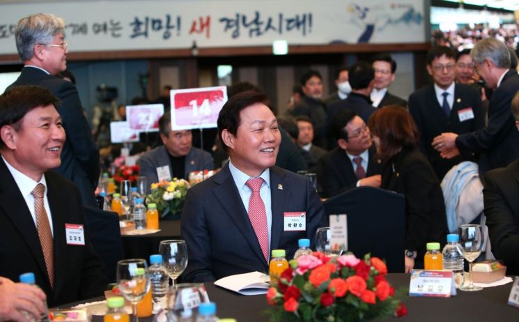 박완수 경남도지사가 2024년 신년 인사회에서 참석자들과 대화하고 있다. [사진=이세령 기자]