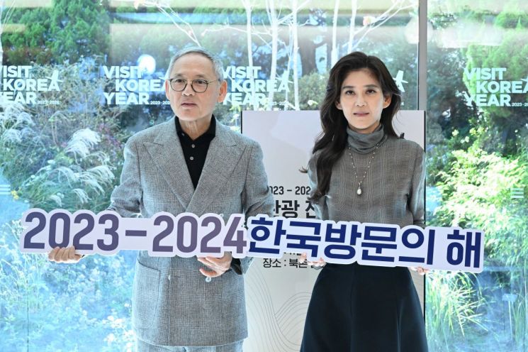 유인촌 문화체육관광부 장관(왼쪽)과 이부진 한국방문의 해 위원장이 '2023~2024년 한국방문의 해' 계기 관광 전략 간담회에서 기념 촬영하고 있다. [이미지출처=연합뉴스]