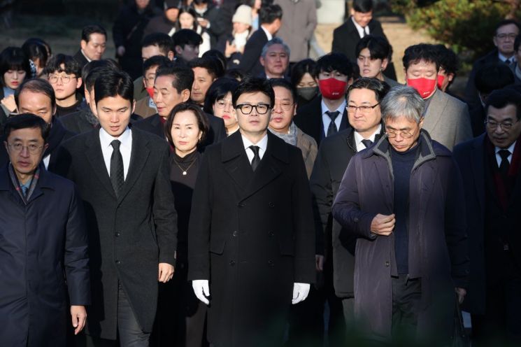 국민의힘 한동훈 비상대책위원장이 4일 오전 광주 북구 누문동 광주학생독립운동 기념탑에서 참배하기 위해 이동하고 있다. 2024.1.4
    daum@yna.co.kr
(끝) [이미지출처=연합뉴스]