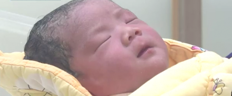 1호 인천 새해둥이 '호람이'(태명). 18살까지 1억 혜택 받는 첫 아기가 됐다. [이미지출처=연합뉴스TV 보도화면 캡처]