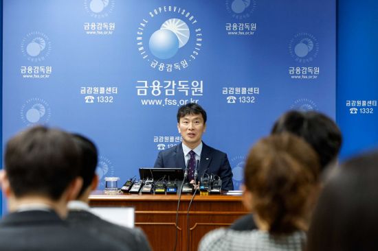 이복현 금융감독원 원장이 4일 서울 여의도 금융감독원에서 기자간담회를 하고 있다. 사진=강진형 기자aymsdream@