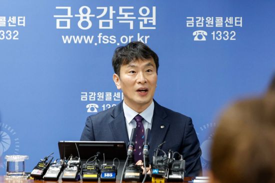 이복현 금융감독원 원장이 4일 서울 여의도 금융감독원에서 기자간담회를 하고 있다. 사진=강진형 기자aymsdream@