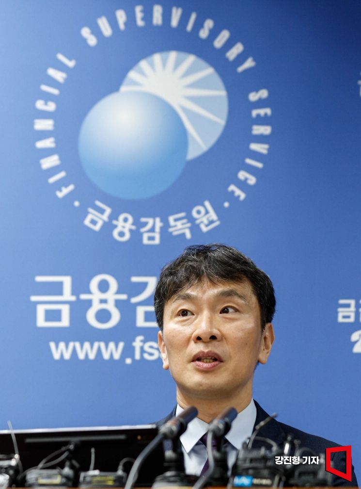 이복현 금융감독원 원장이 4일 서울 여의도 금융감독원에서 기자간담회를 하고 있다. 사진=강진형 기자aymsdream@