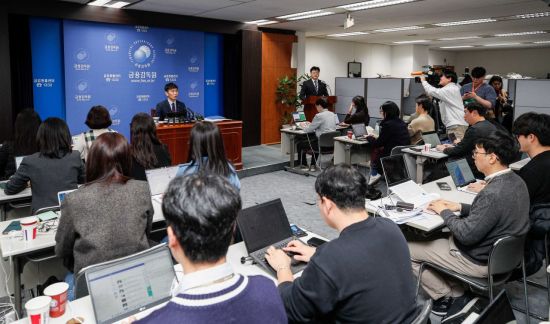 이복현 금융감독원 원장이 4일 서울 여의도 금융감독원에서 기자간담회를 하고 있다. 사진=강진형 기자aymsdream@
