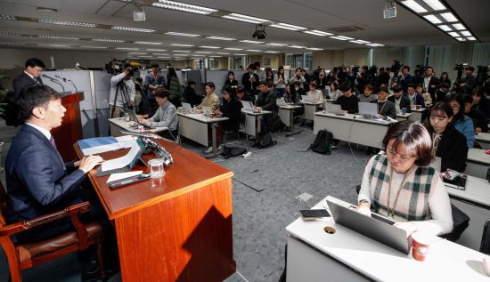 이복현 금융감독원 원장이 4일 서울 여의도 금융감독원에서 기자간담회를 하고 있다. 사진=강진형 기자aymsdream@