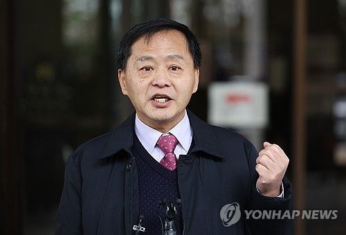 4일 대법원에서 유죄 확정판결을 받은 배드파더스 운영자 구본창씨가 선고 직후 기자들의 질문에 답하고 있다.