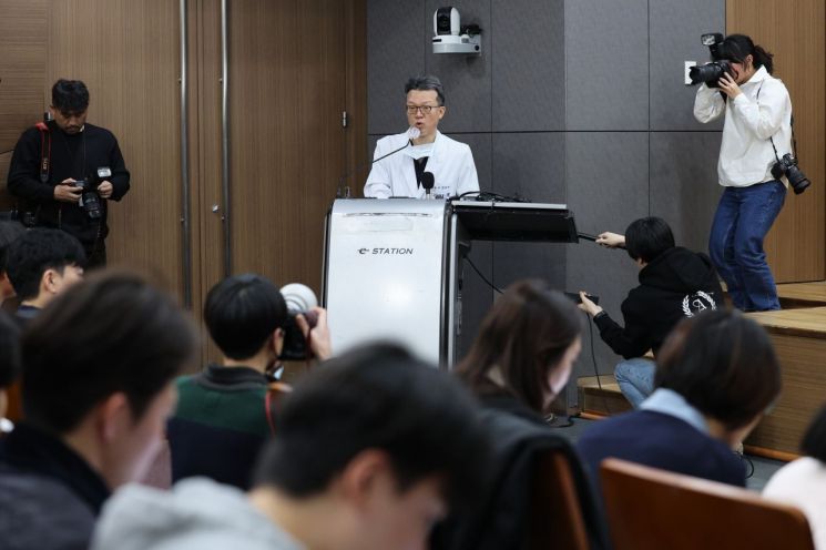 '흉기 피습' 이재명 수술 집도의 브리핑 [이미지출처=연합뉴스]