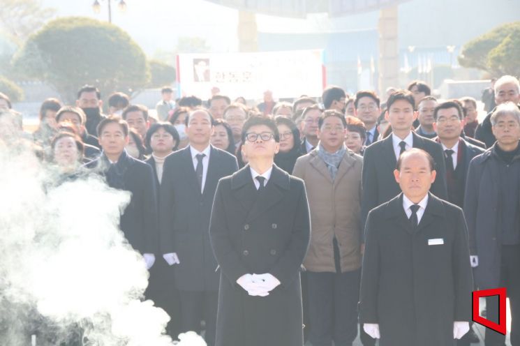 한동훈 국민의힘 비상대책위원장이 4일 국립518민주묘지를 찾아 헌화한 뒤 생각에 잠겨있다.[사진=윤자민 기자]