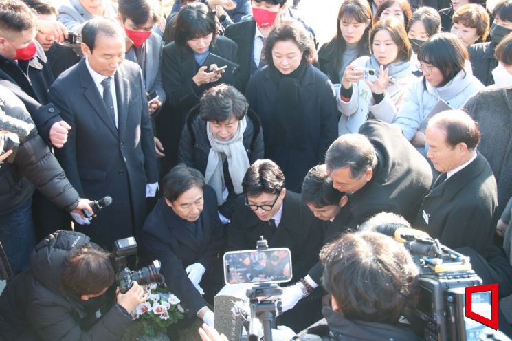 한동훈 국민의힘 비상대책위원장이 4일 국립5.18민주묘지에서 참배한 뒤 묘비를 어루만지고 있다.[사진=윤자민 기자]