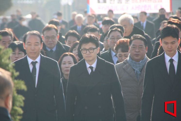 한동훈 국민의힘 비상대책위원장(사진 가운데)과 주기환 광주시당위원장(사진 왼쪽) 등이 4일 국립5.18민주묘지 참배를 위해 입장하고 있다.[사진=윤자민 기자]