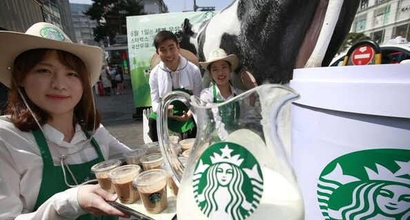 "옛 양파거지에 이은 스벅 우유거지?"…아이먹이기 꿀팁이냐, 민폐냐