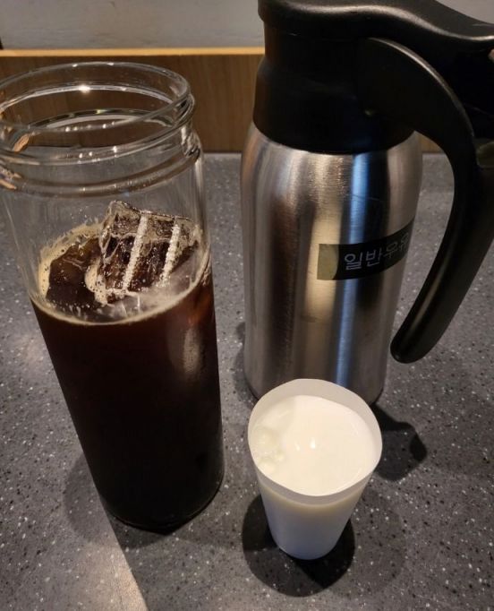 "옛 양파거지에 이은 스벅 우유거지?"…아이먹이기 꿀팁이냐, 민폐냐