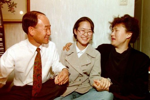 1998년 12월15일 1999학년도 대학입학수능시험에서 최초로 400점 만점을 받은 한성과학고 오승은양이 집에서 부모님과 함께 웃고 있는 모습. [사진=연합뉴스]