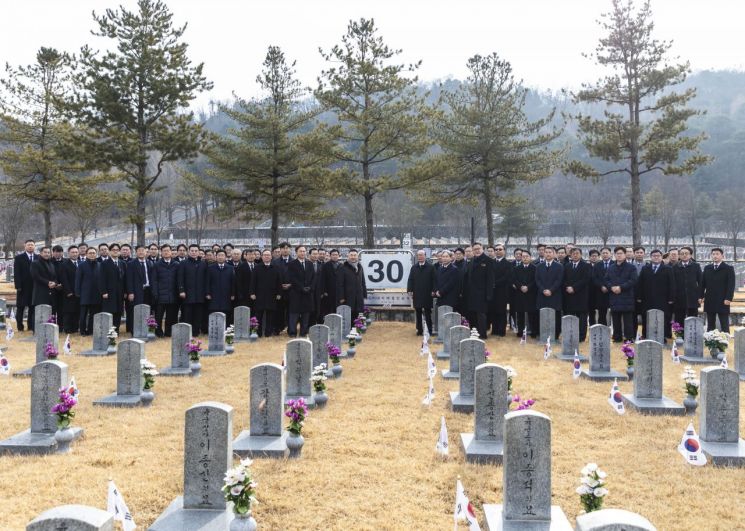 구본상 LIG 회장과 계열사 주요 임원진이 현충원의 LIG넥스원 자매결연 묘역을 참배하고 있다.