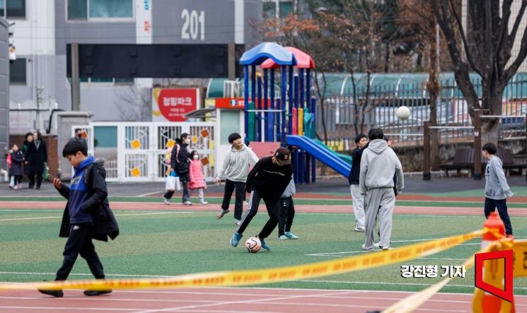 지난 1월4일 서울 서초구 원명초등학교에서 어린이들이 운동을 하고 있다. 사진=강진형 기자aymsdream@