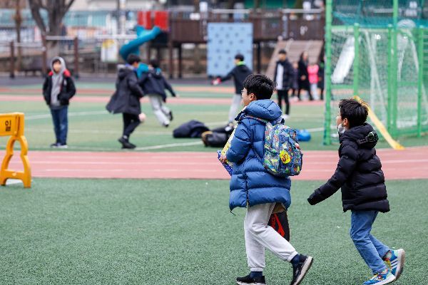 서울 서초구 한 초등학교에서 어린이들이 하교하고 있다.[사진=강진형 기자]