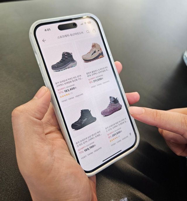 한 소비자가 위메프 모바일 앱에서 등산 용품을 구매하고 있다.