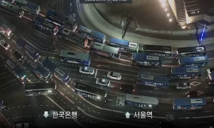 서울시가 명동입구 버스 정류소 혼잡 완화를 위해 선제적으로 설치한 노선표시 시설물이 오히려 교통혼잡을 더 야기해 시민 사이에서 불만이 터져 나오고 있다. 지난 2일 한 온라인 커뮤니티에는 '앞으로 계속 일어날 명동입구발 정체 과정'이라는 제목의 글이 올라왔다. [사진출처=온라인 커뮤니티]