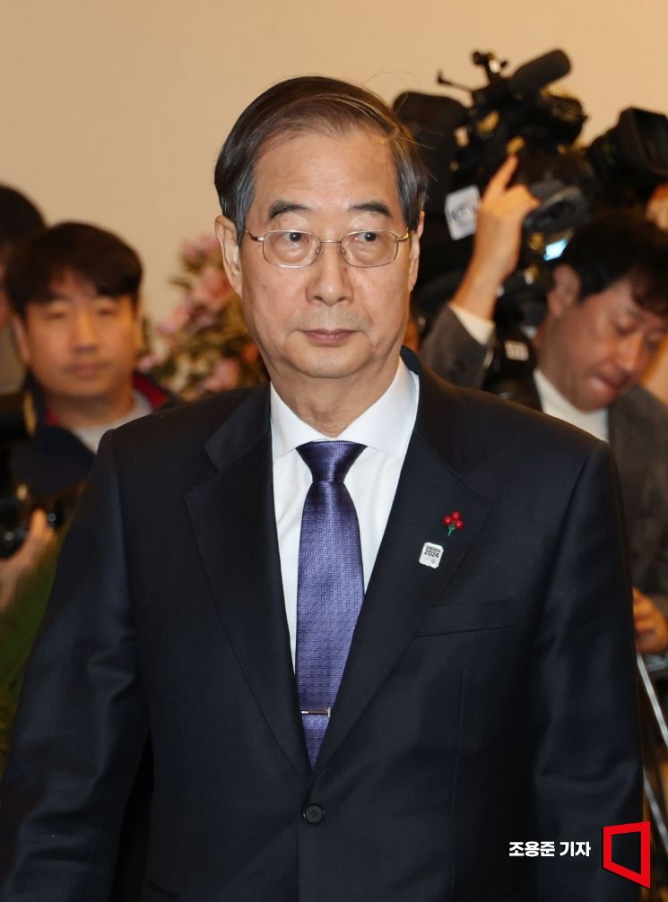 "이런 사무관 더 많아야"…한 총리, 현대차 인허가 앞당긴 공무원 격려