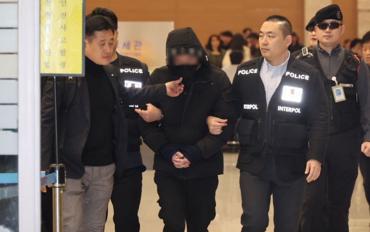 지난달 26일 중국에서 국내로 송환된 강남 마약음료 사건의 주범 이모씨가 인천국제공항 입국장으로 들어오고 있다. [이미지출처=연합뉴스]