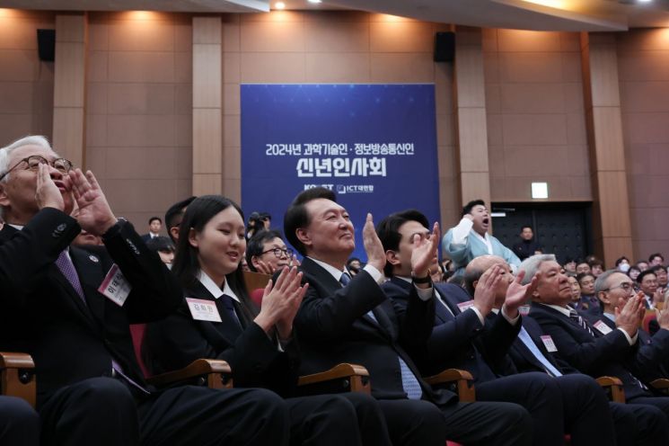 과학기술계 달래는 尹…"R&D 예산 획기적으로 올릴 것"(종합)