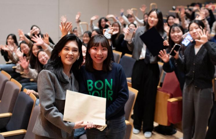 이부진 두을장학재단 이사장이 4일 서울시 용산구 리움미술관 대강당에서 열린 2024학년도 장학증서 수여식에서 장학생과 기념 촬영하고 있다. [사진제공=두을장학재단]