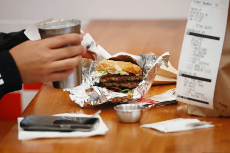 햄버거 가게 한 곳에서 월 10억 벌었다…연매출 100억 돌파한 '김동선버거'(종합)