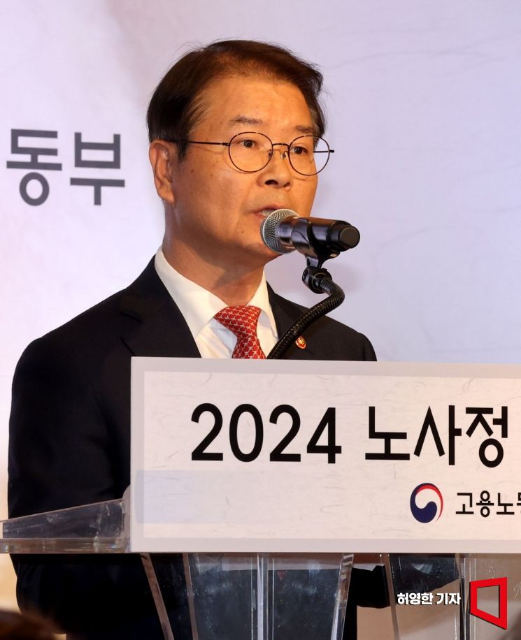 5일 서울 중앙우체국에서 열린 2024 노사정 신년인사회에서 이정식 고용노동부 장관이 인사말을 하고 있다.  사진=허영한 기자 younghan@