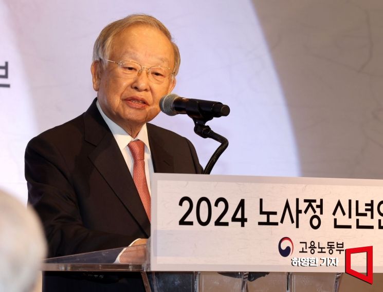 5일 서울 중앙우체국에서 열린 2024 노사정 신년인사회에 참석한 손경식 경총 회장이 인사말을 하고 있다.  사진=허영한 기자 younghan@