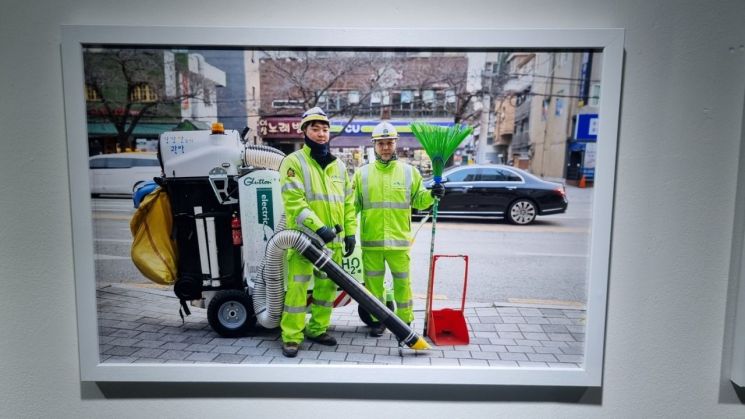 관악구 정성훈 환경공무관(왼쪽)과 동료 환경공무관