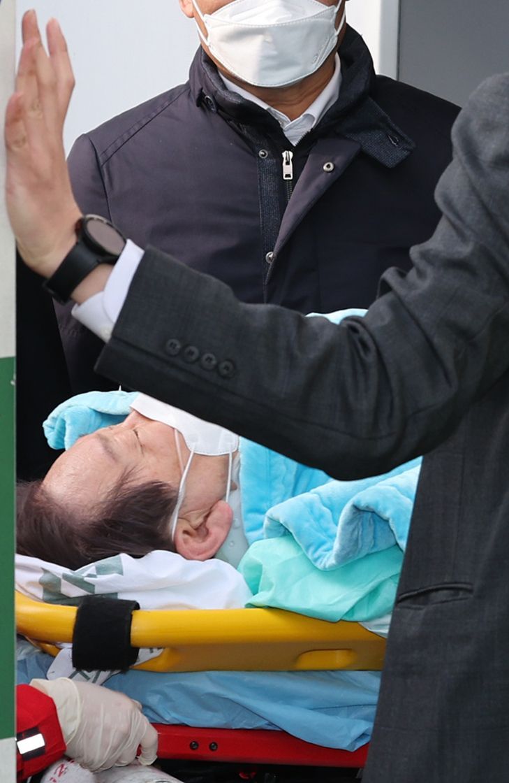 부산 방문 일정 중 흉기에 피습된 더불어민주당 이재명 대표가 지난 2일 서울 종로구 서울대병원으로 이송되고 있다. [이미지출처=연합뉴스]