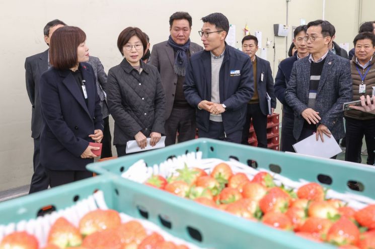 Park Su-jin, Director of Food Policy at the Ministry of Agriculture, Food and Rural Affairs, is conducting an on-site inspection of the facility vegetable farms in Sancheong.