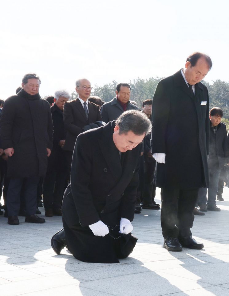 더불어민주당 이낙연 전 대표가 7일 오전 광주 북구 국립 5·18 민주묘지에서 무릎을 꿇고 참배하고 있다. [이미지출처=연합뉴스]