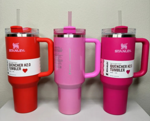 리셀가 80만원…스타벅스 '핑크 텀블러' 못 사서 난리난 미국인들