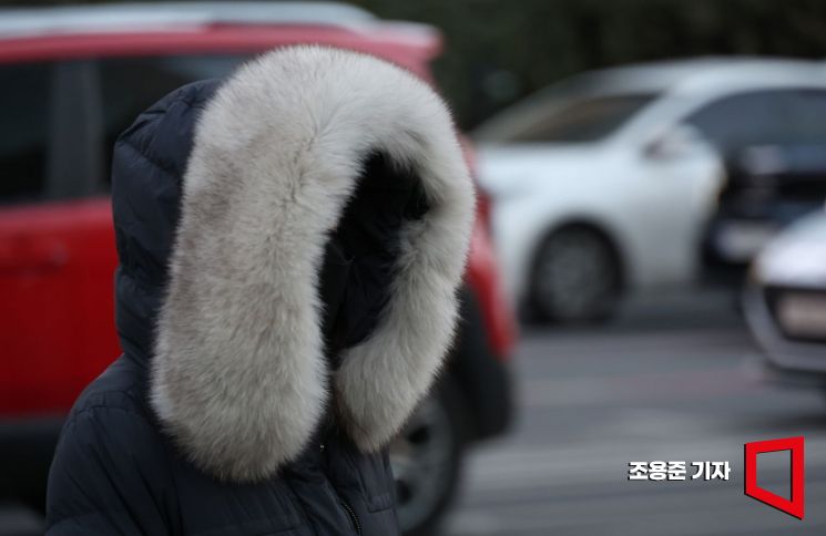 영하 10도를 밑도는 한파가 다시 몰아친 8일 서울 종로구 광화문 네거리에 두툼한 복장은 한 직장인들이 출근길 발걸음을 재촉하고 있다. 사진=조용준 기자 jun21@