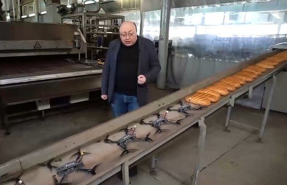 빵과 함께 컨베이어 벨트에서 나오는 러시아 드론들 [이미지출처=러시아1 캡처]