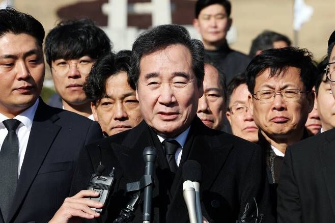 더불어민주당 이낙연 전 대표가 7일 오전 광주 북구 국립 5·18 민주묘지에서 참배를 마친 뒤 발언을 하고 있다.(사진=연합뉴스)