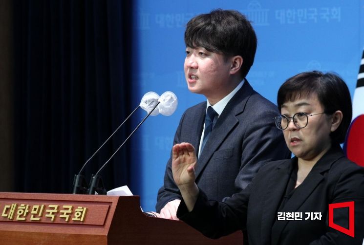 이준석 개혁신당 정강정책위원장이 8일 국회 소통관에서 개혁신당 정강 정책 관련 기자회견을 하고 있다. 사진=김현민 기자 kimhyun81@