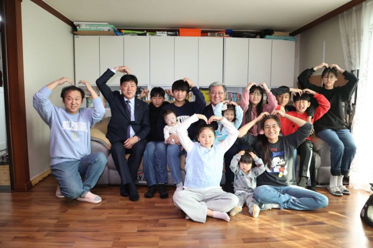 지난 5일 오태완 군수, 의령 10남매 다둥이 가정 방문. [이미지 제공=의령군]