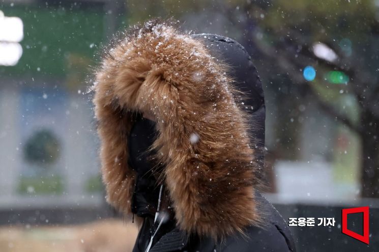 서울 전역에 대설주의보가 내려진 9일 서울 종로구 광화문네거리 인근에서 시민들이 눈을 맞으며 이동하고 있다. 사진=조용준 기자 jun21@
