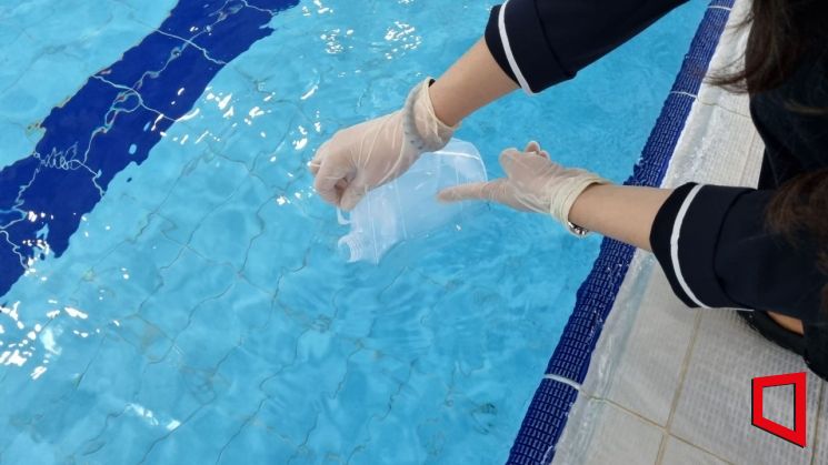 커뮤니티시설 안심아파트를 대상으로 수영장 수질검사를 하고 있다. [사진 제공=인천 연수구]