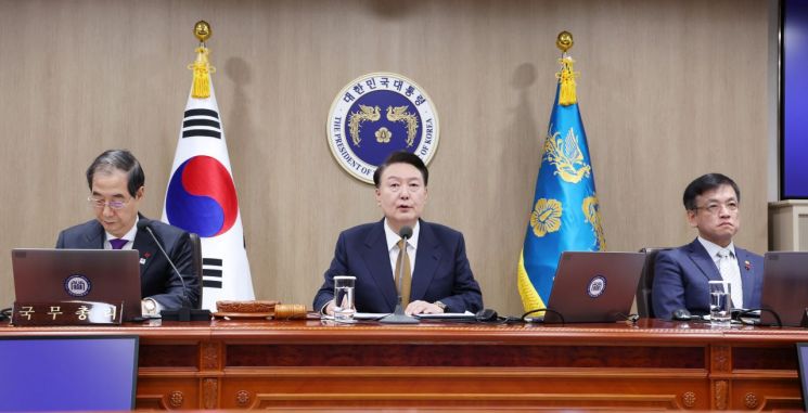 윤석열 대통령이 9일 서울 용산 대통령실 청사에서 열린 국무회의에서 발언하고 있다. [이미지출처=연합뉴스]