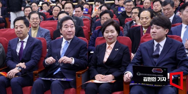 신당 창당을 추진 중인 이준석 전 국민의힘 대표(오른쪽부터)와 한국의희망 양향자 대표, 이낙연 전 더불어민주당 대표, 새로운선택 금태섭 공동대표가 9일 국회 의원회관에서 열린 양 대표의 출판기념회에 참석하고 있다. 사진=김현민 기자 kimhyun81@