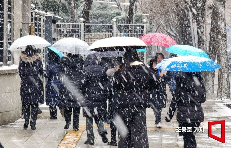 서울 전역에 대설특보가 발효된 9일 서울 종로구 세종로 인근에서 시민들이 눈을 맞으며 이동하고 있다. 사진=조용준 기자 jun21@