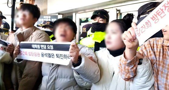 윤석열 대통령의 퇴진과 김건희 여사에 대한 특검을 요구하는 시위 도중 용산 대통령실 내부로 진입하려던 한국대학생진보연합(대진연) 회원들이 지난 6일 경찰에 체포됐다. [사진출처= 대진연 유튜브 캡처]
