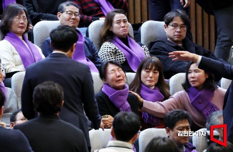 [포토] 이만희 의원 토론 도중 울부짖는 이태원참사 유가족