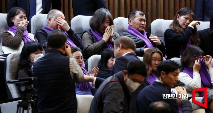 [포토] 눈물 흘리는 이태원참사 유가족들