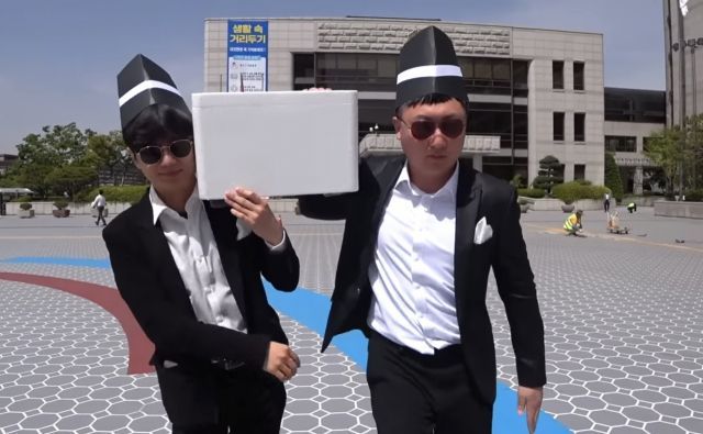 김선태(오른쪽) 주무관이 ‘충TV’ 홍보 영상을 촬영하고 있다. [사진출처=충주시 제공]